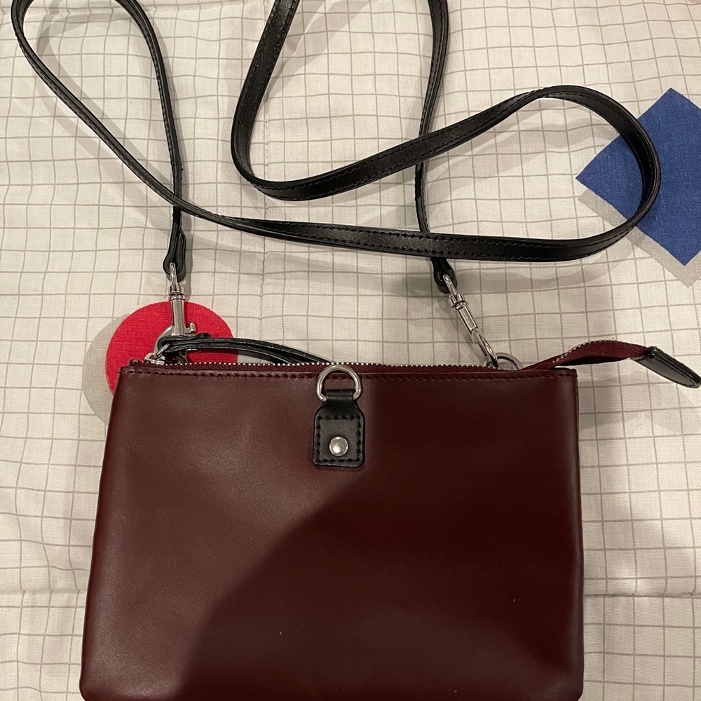Gap clutch with removable strap